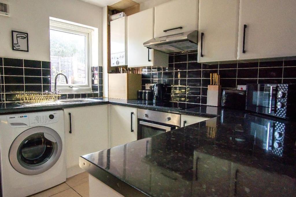 Beautiful House Off-Road Free Parking Villa Farnworth Exterior photo