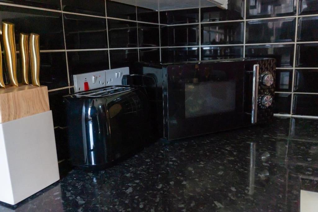 Beautiful House Off-Road Free Parking Villa Farnworth Exterior photo